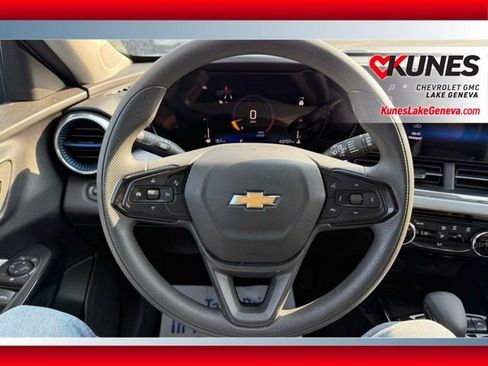 Used 2025 Chevrolet Trax LT image 40
