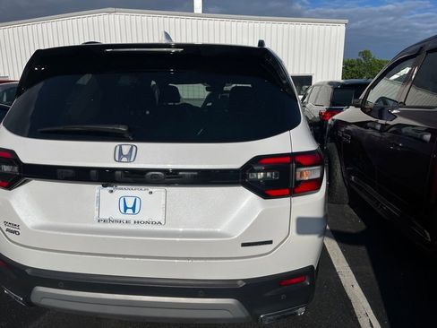 Used 2024 Honda Pilot Touring image 3
