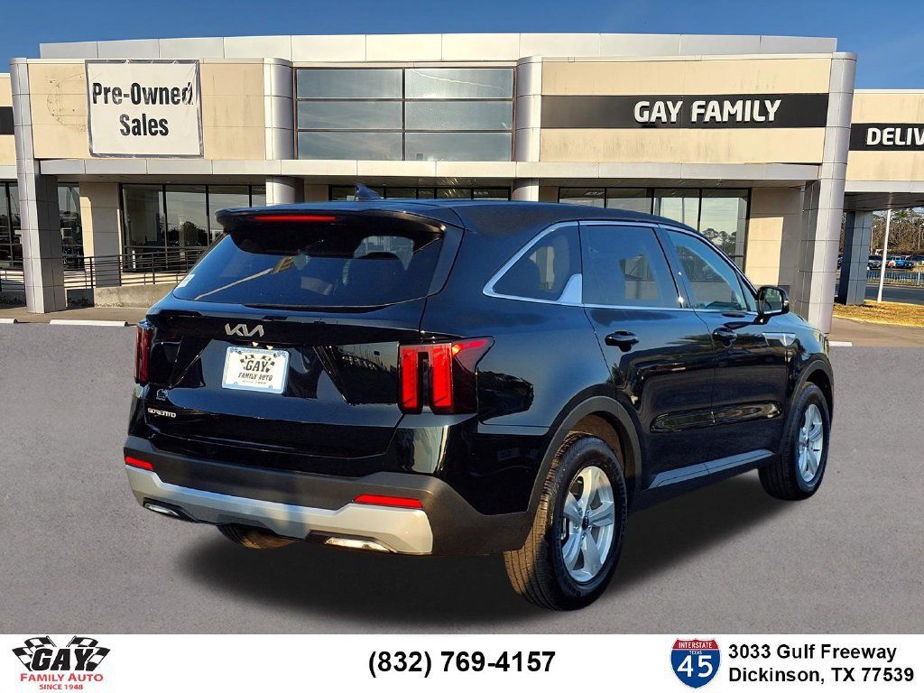Used 2026 Kia Sorento LX FWD image 2
