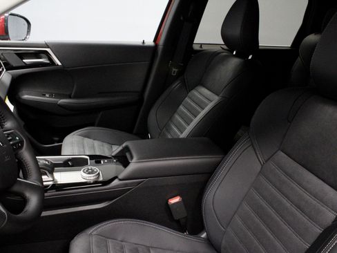 New 2025 Mitsubishi Outlander SE image 18