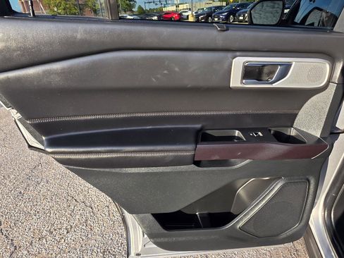 Used 2020 Ford Explorer Platinum w/ Premium Technology Package image 35