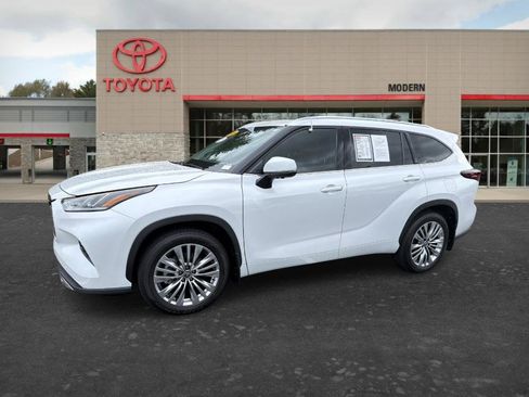Certified 2025 Toyota Highlander Platinum AWD/4WD image 1