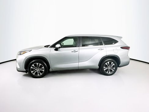 Used 2024 Toyota Highlander XLE FWD image 4