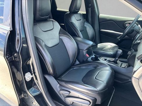 Used 2019 Jeep Cherokee Latitude Plus FWD image 9