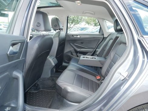 Certified 2022 Volkswagen Jetta SE FWD image 17