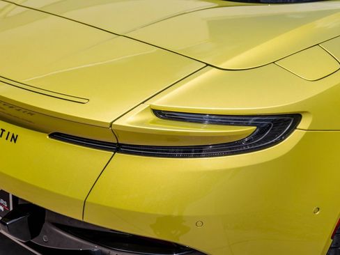 Used 2022 Aston Martin DB11 Volante RWD image 10