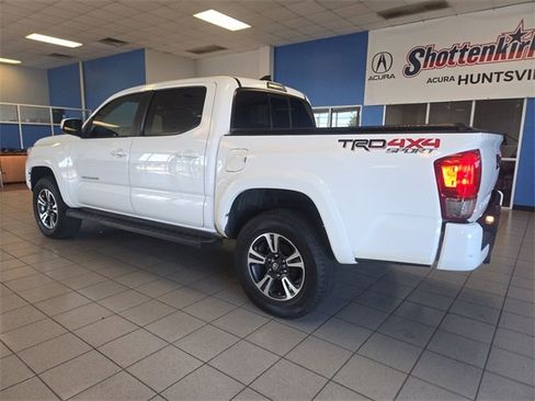 Used 2016 Toyota Tacoma TRD Sport image 6