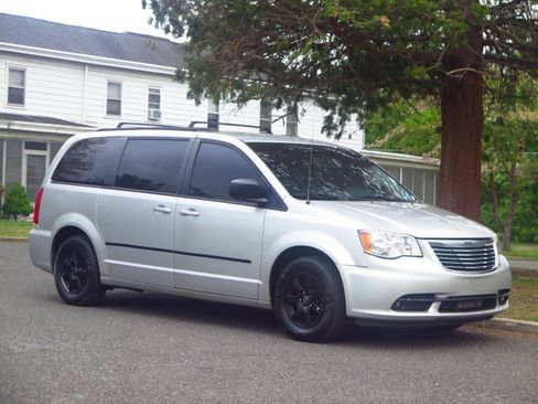 Used 2011 Chrysler Town & Country Touring FWD image 6