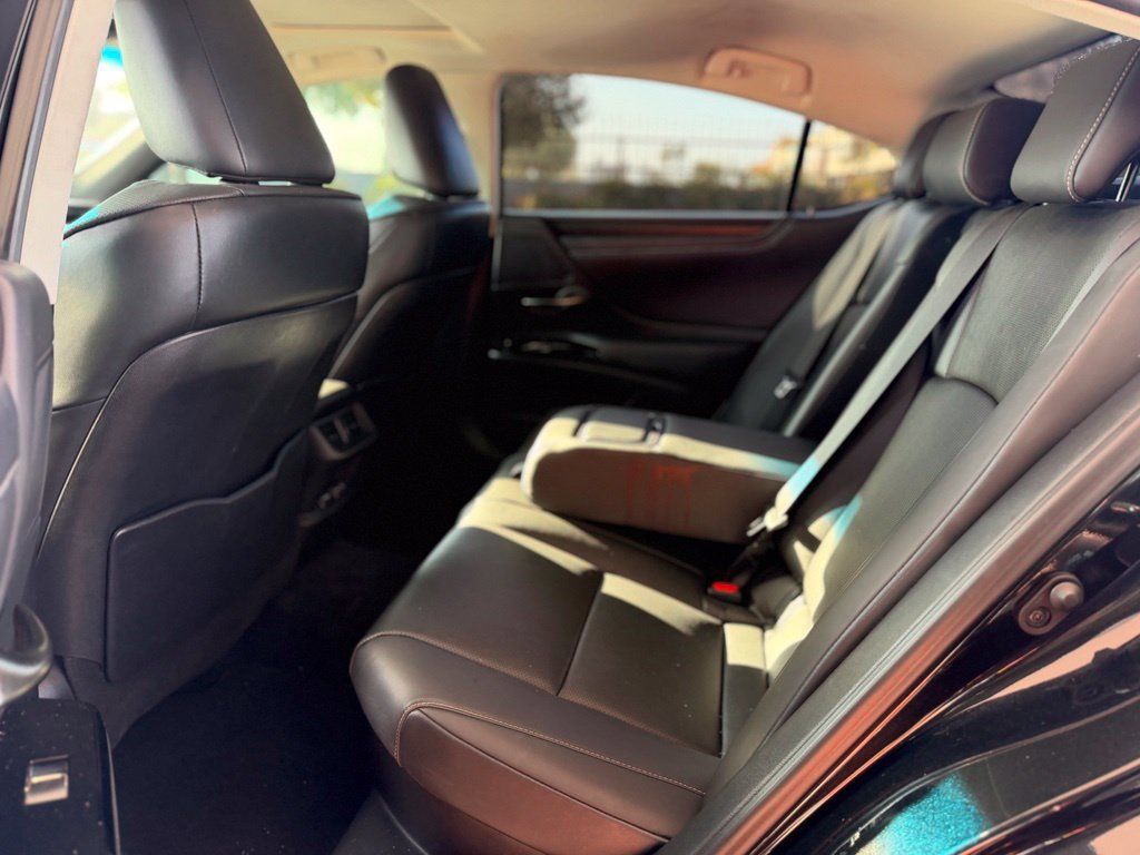 Used 2024 Lexus ES 300h w/ Premium Package FWD image 4