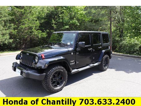 Used 2015 Jeep Wrangler Unlimited Sahara w/ Connectivity Group AWD/4WD image 3