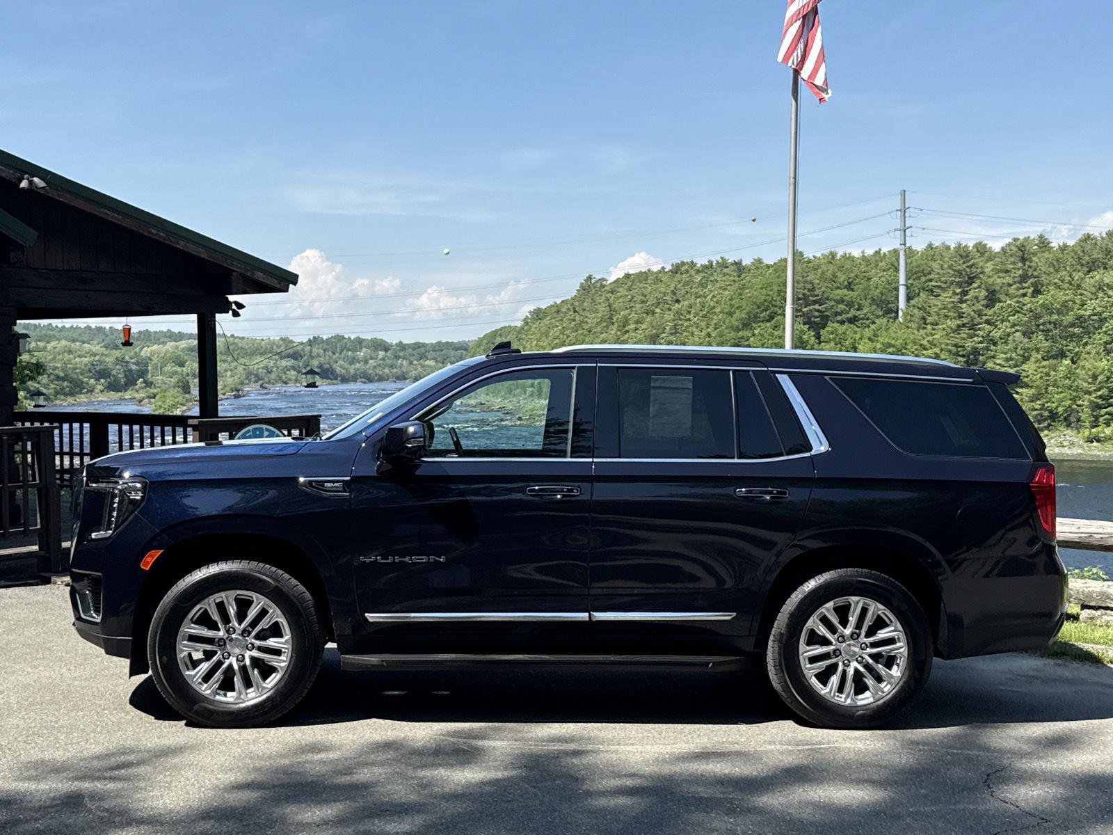 Used 2022 GMC Yukon SLT w/ SLT Premium Package AWD/4WD image 3