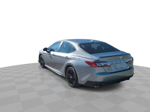Used 2025 Toyota Camry SE image 6