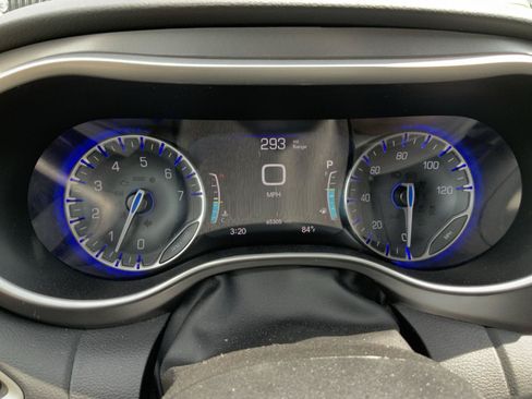 Used 2023 Chrysler Pacifica Touring-L FWD image 25
