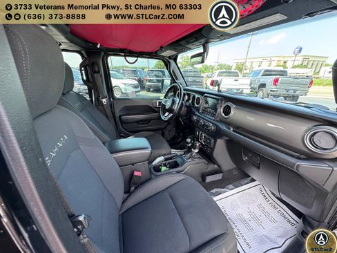 Used 2018 Jeep Wrangler Unlimited Sahara AWD/4WD image 14