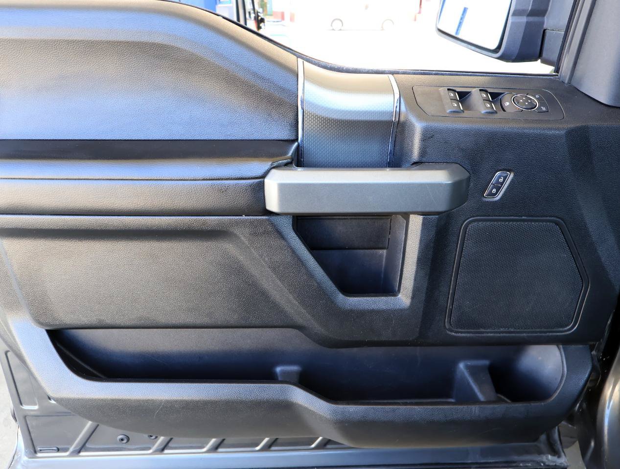 Used 2017 Ford F150 XLT w/ Equipment Group 302A Luxury AWD/4WD image 39