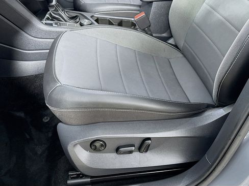 Used 2023 Volkswagen Taos SE w/ Panoramic Sunroof Package image 21