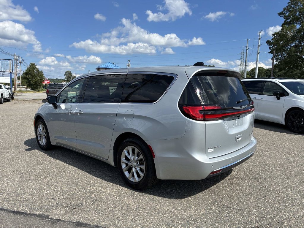 Used 2026 Chrysler Pacifica Limited FWD image 5