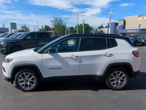 Used 2025 Jeep Compass Limited AWD/4WD image 3
