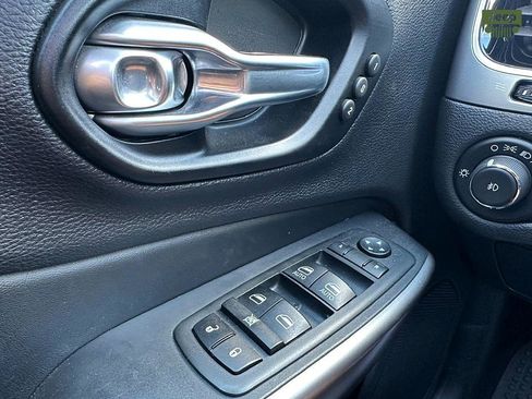 Used 2021 Jeep Cherokee Limited image 37