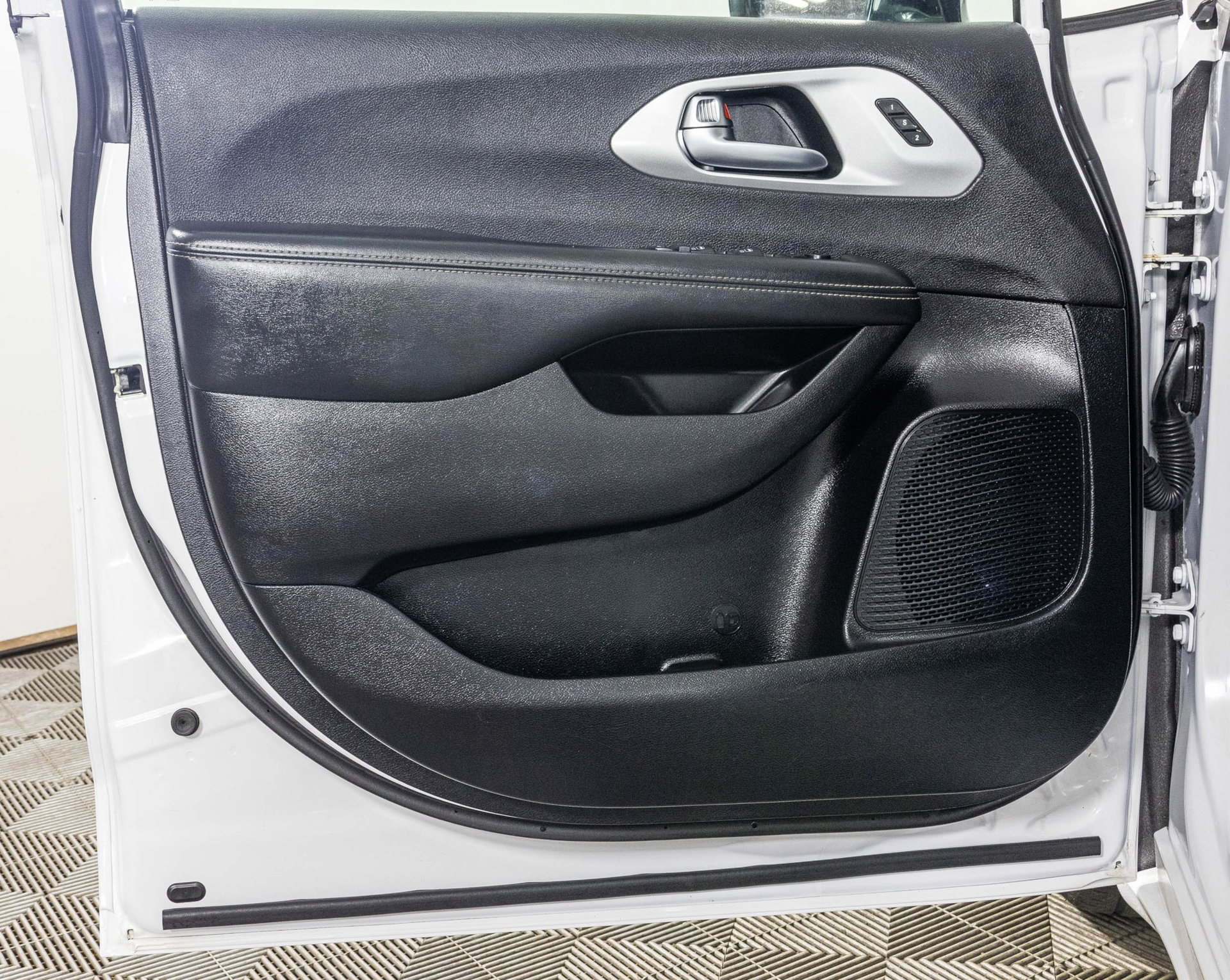 Used 2025 Chrysler Pacifica Limited FWD image 36