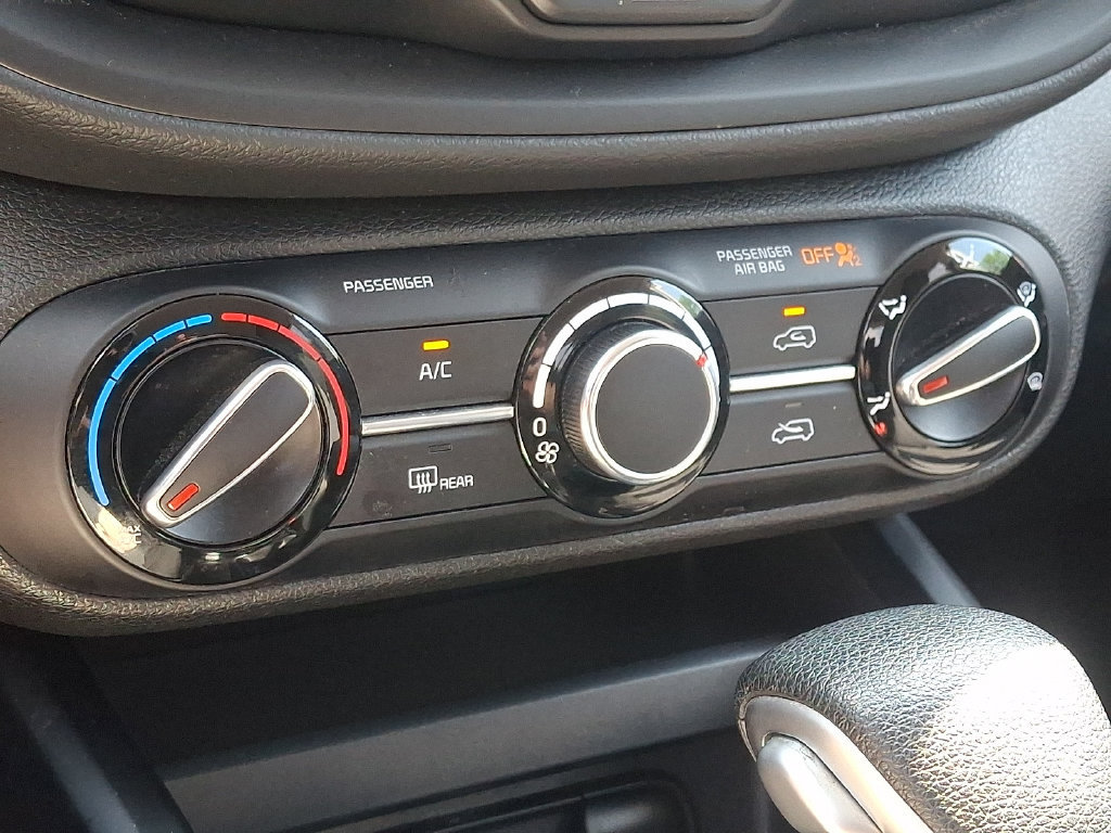 Used 2023 Kia Soul LX w/ LX Technology Package FWD image 17