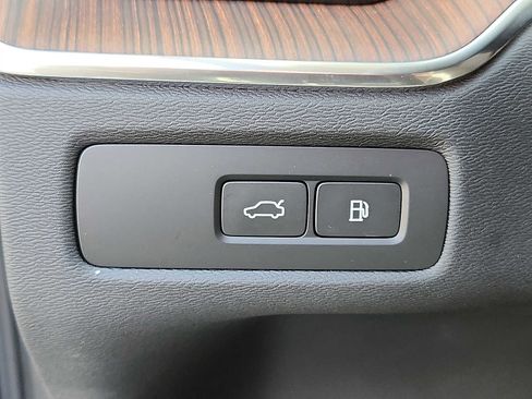 Certified 2024 Volvo XC60 T8 Ultimate w/ Protection Package Premier image 40