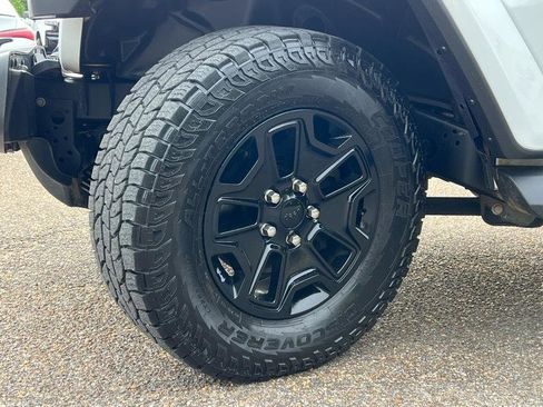 Used 2020 Jeep Wrangler Unlimited Sahara image 38