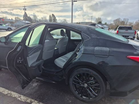 Used 2025 Toyota Camry SE w/ Convenience Package image 19