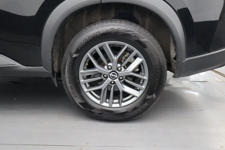 Used 2024 Nissan Rogue S FWD image 32