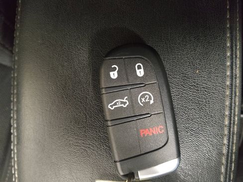 Used 2019 Jeep Cherokee Limited w/ Technology Group FWD image 32