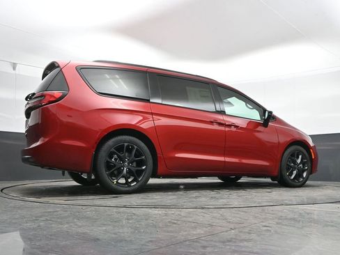 New 2026 Chrysler Pacifica Select w/ S Appearance Package FWD image 40