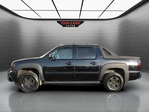 Used 2011 Chevrolet Avalanche LS image 2