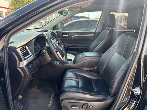 Used 2017 Toyota Highlander SE FWD image 4