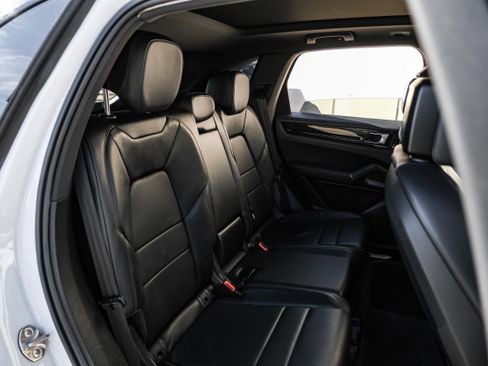 Used 2020 Porsche Cayenne image 34