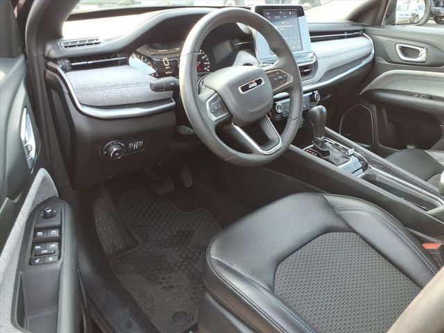 Used 2025 Jeep Compass Latitude w/ Sun & Sound Group AWD/4WD image 13