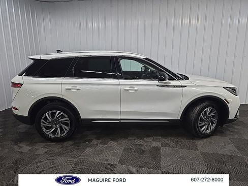 Used 2023 Lincoln Corsair AWD image 2
