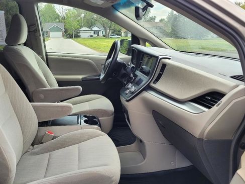 Used 2017 Toyota Sienna LE FWD image 14