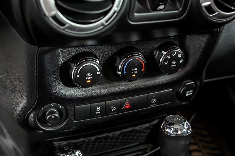Used 2014 Jeep Wrangler Unlimited Sahara w/ Dual Top Group AWD/4WD image 23