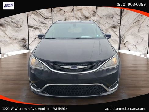 Used 2019 Chrysler Pacifica Touring-L image 2