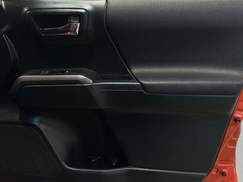 Used 2016 Toyota Tacoma SR5 AWD/4WD image 9