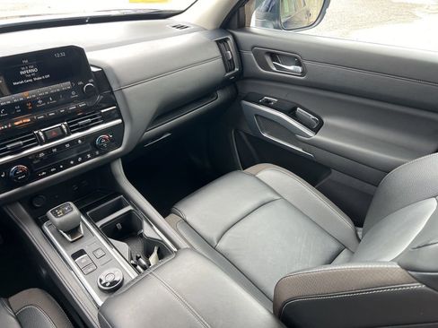 Used 2024 Nissan Pathfinder SL image 25
