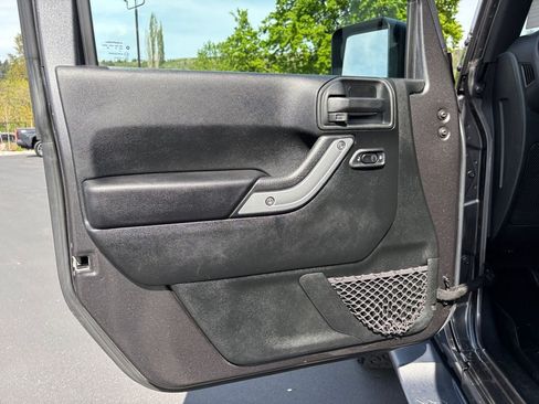 Used 2018 Jeep Wrangler Sahara w/ Connectivity Group AWD/4WD image 20