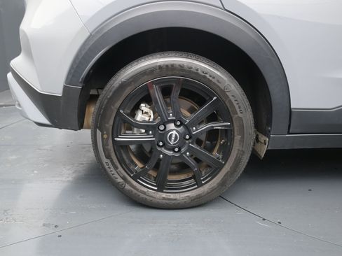 Used 2023 Nissan Kicks SR w/ SR Premium Package FWD image 9