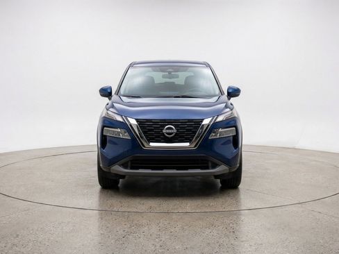 Used 2025 Nissan Rogue SV image 2