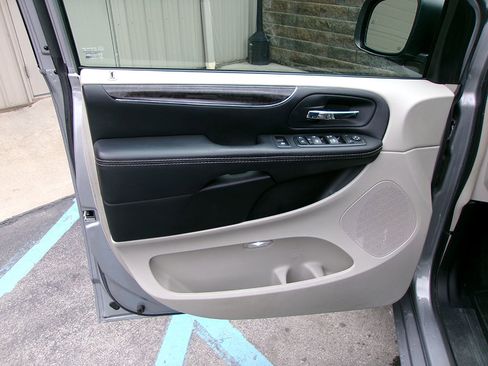 Used 2015 Chrysler Town & Country Touring-L w/ Driver Convenience Group image 17