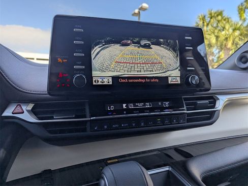 Used 2024 Toyota Sienna Platinum image 35