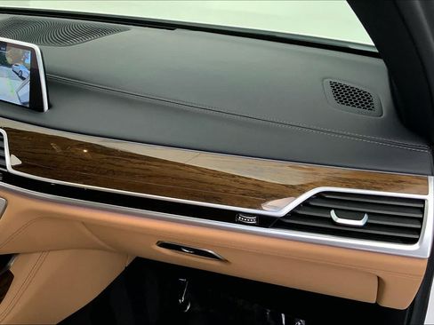 Used 2017 BMW 740i RWD image 18