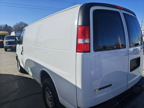 Used 2021 Chevrolet Express 3500 w/ Driver Convenience Package image 5