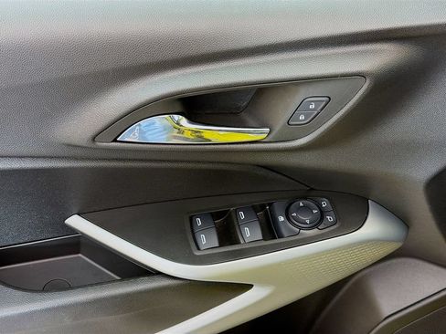 Used 2025 Chevrolet Trax RS FWD image 25