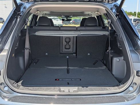 New 2025 Mitsubishi Outlander SE image 28